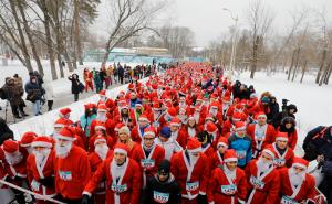 Nekoliko stotina Djedova Mrazova učestvovalo u trci u Moskvi